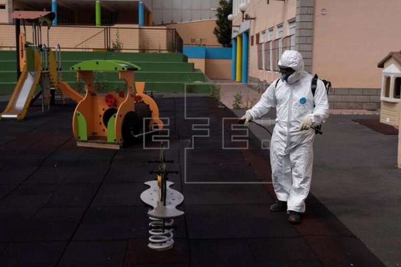 Imagen de archivo del personal de un ayuntamiento canario desinfectando los colegios e institutos del municipio (Foto EFE / Miguel Barreto)